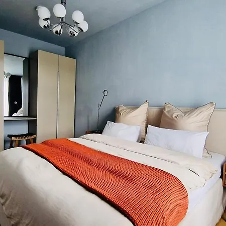 Stylish & Sunny Near River