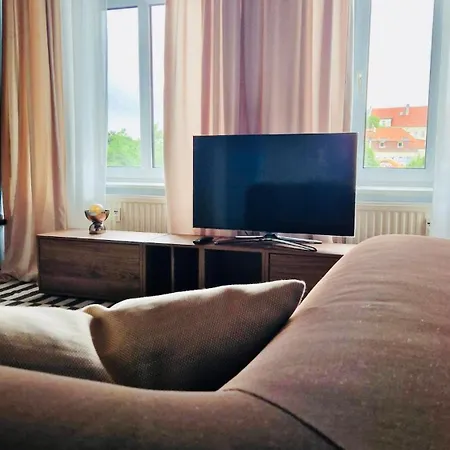 Stylish & Sunny Near River Διαμέρισμα