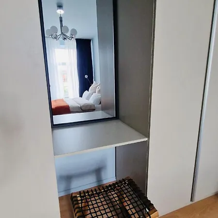 Stylish & Sunny Near River