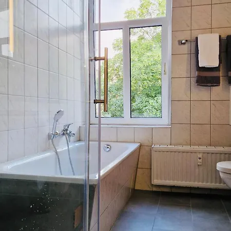 Stylish & Sunny Near River